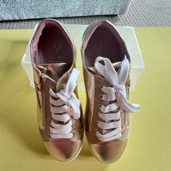 Sole Bliss Sneaker: Gold with Khaki Star. Easy Slip on and Zip up. Size 40. - Picture 2 of 8